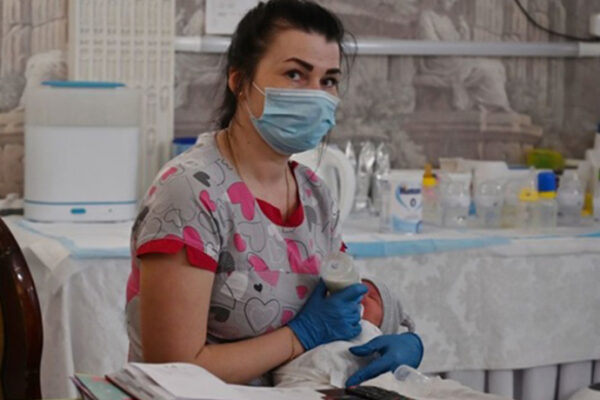 BBC介绍阿根廷夫妻的故事：使用代孕出生的新生儿由于检疫无法从乌克兰而接